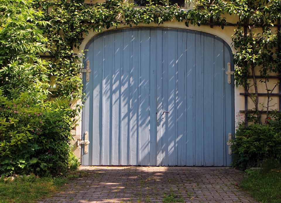 6 Warning Signs of a Faulty Garage Door